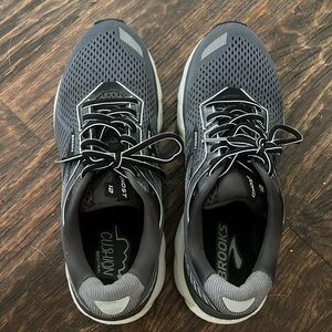 Woman’s Brooks Ghost12 gray/black USA 9.5